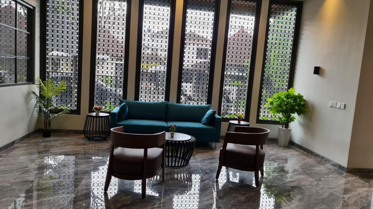 Esma Guesthouse Malang Extérieur photo
